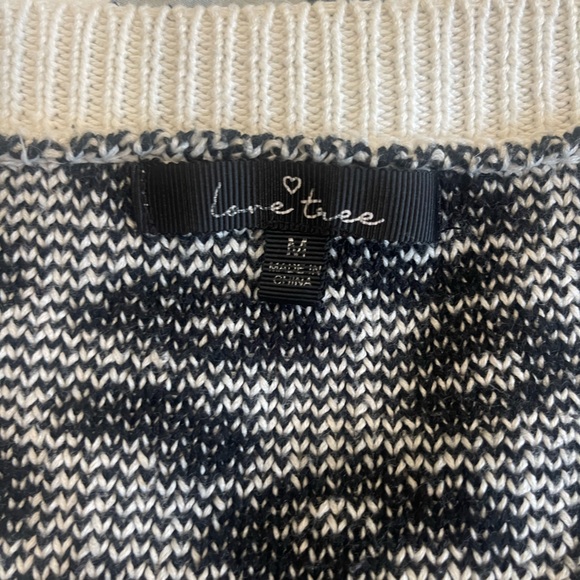 White cheetah print short V- neck sweater - Picture 2 of 2